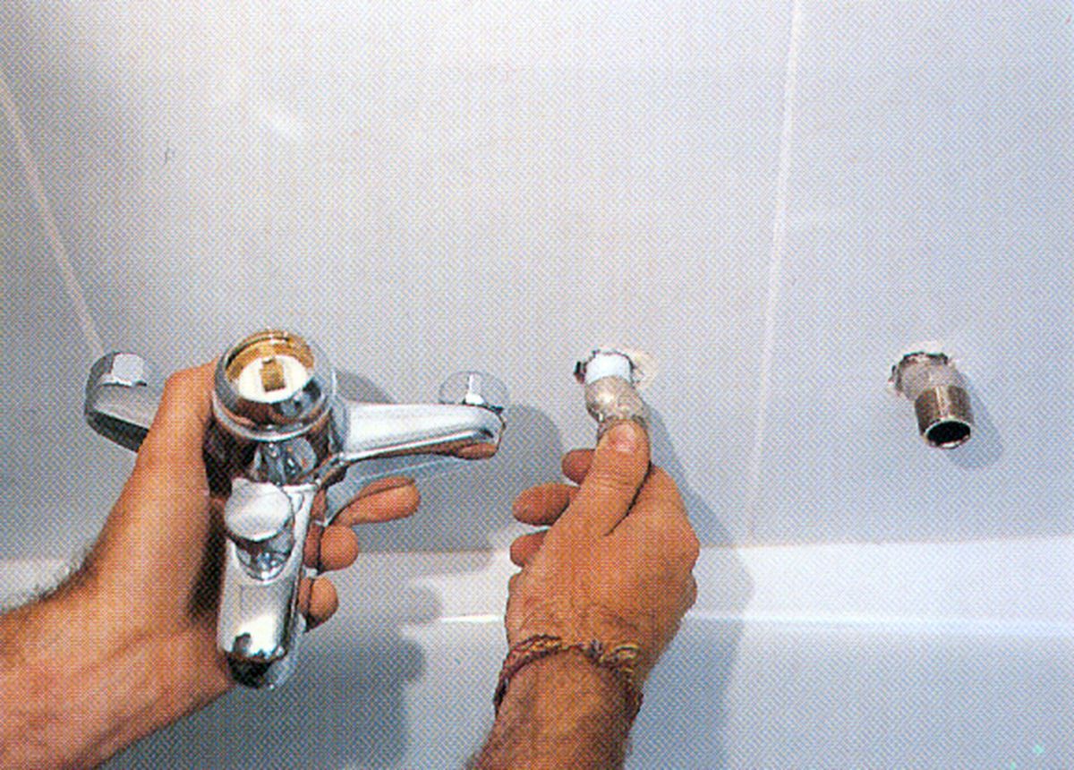 Cómo instalar sanitarios de baño paso 7