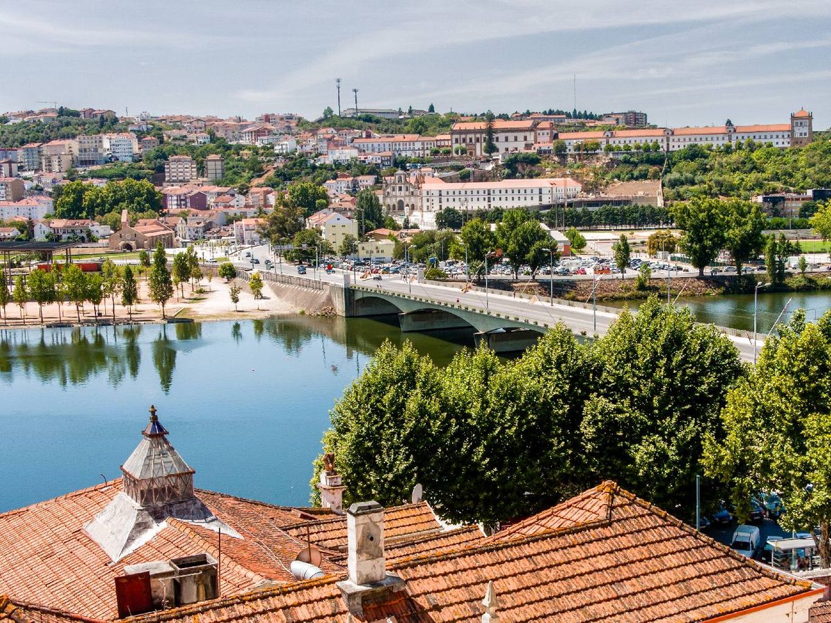 Puente y monasterio de Santa Clara a Nova en Coimbra, Portugal