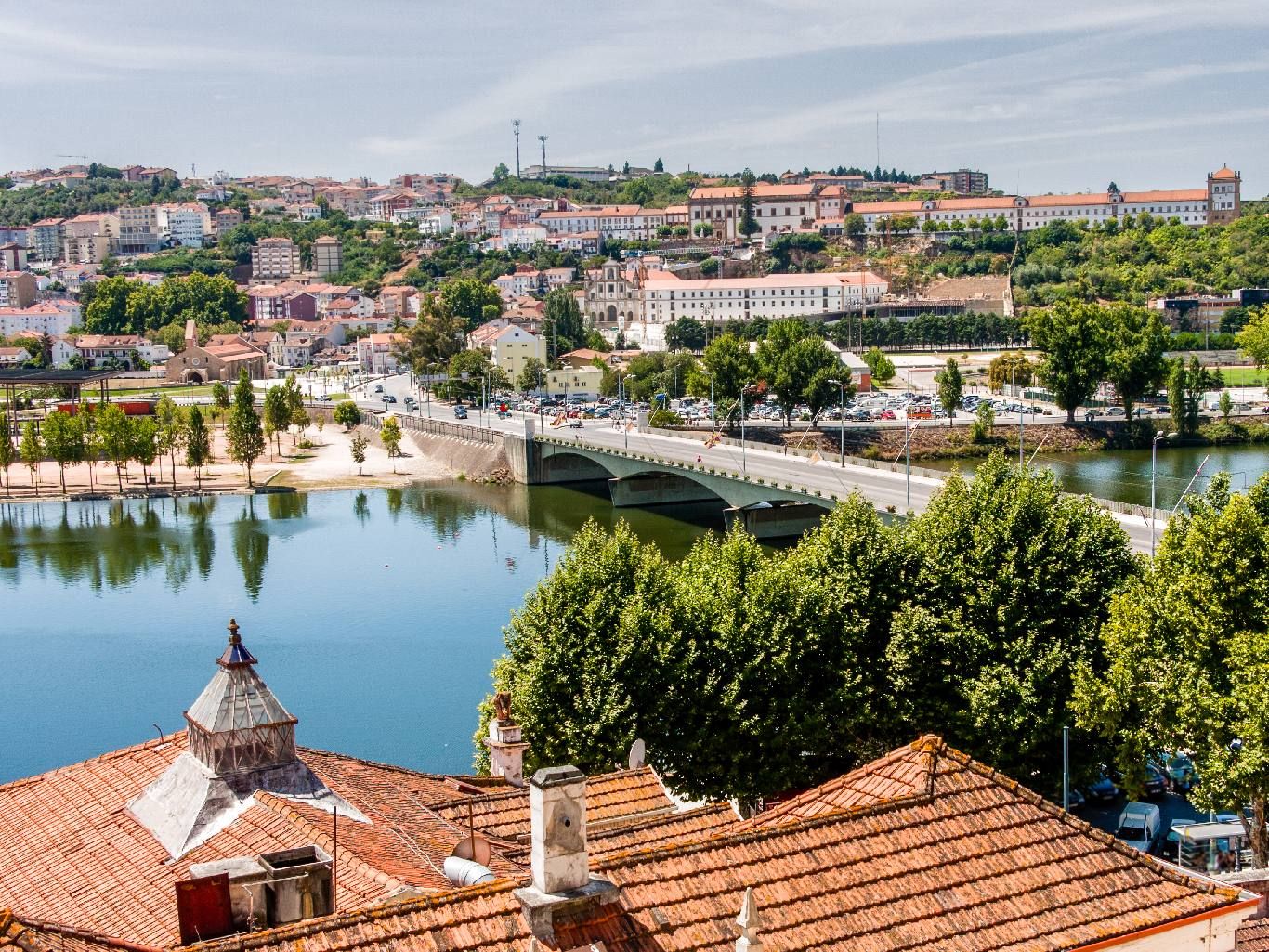 Puente y monasterio de Santa Clara a Nova en Coimbra, Portugal