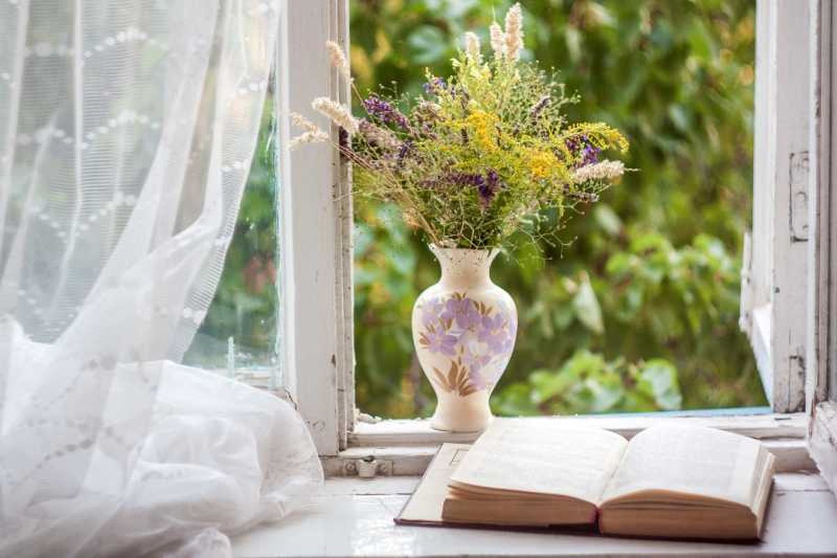 Ventana con un libro decorativo.