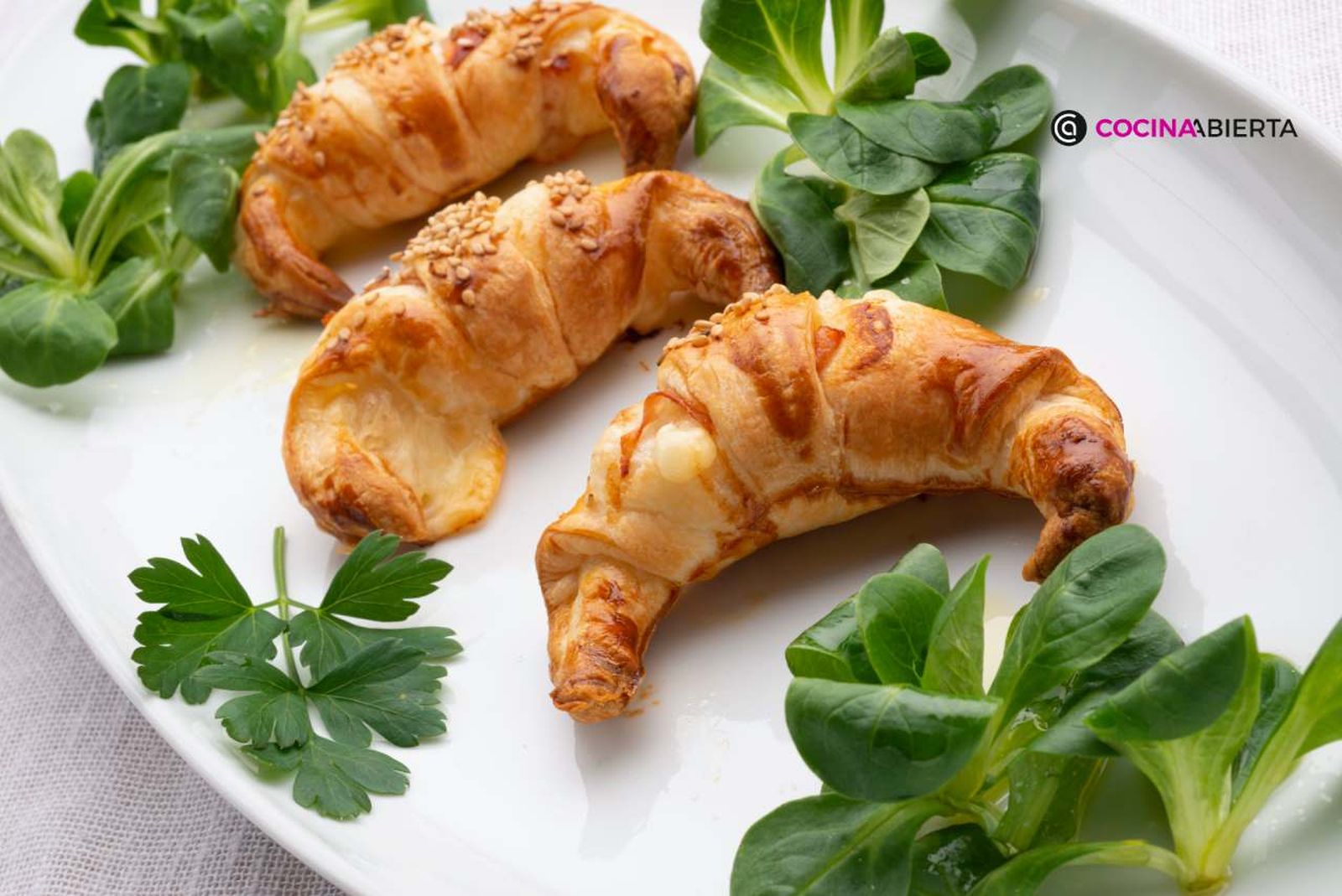 Croissant relleno de jamón y queso, receta para el desayuno o la merienda