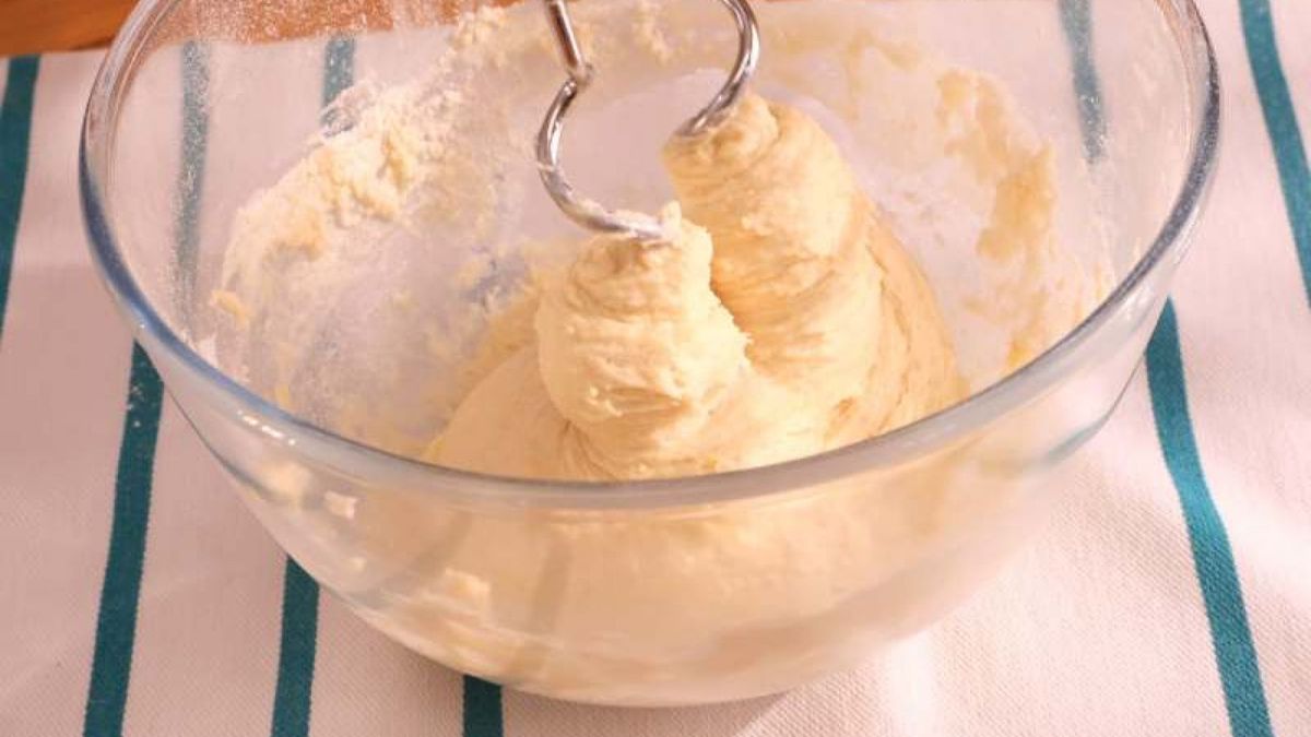 Combinar harina, mantequilla, azúcar y sabores cítricos en un bol crea la base perfecta para el roscón de Reyes