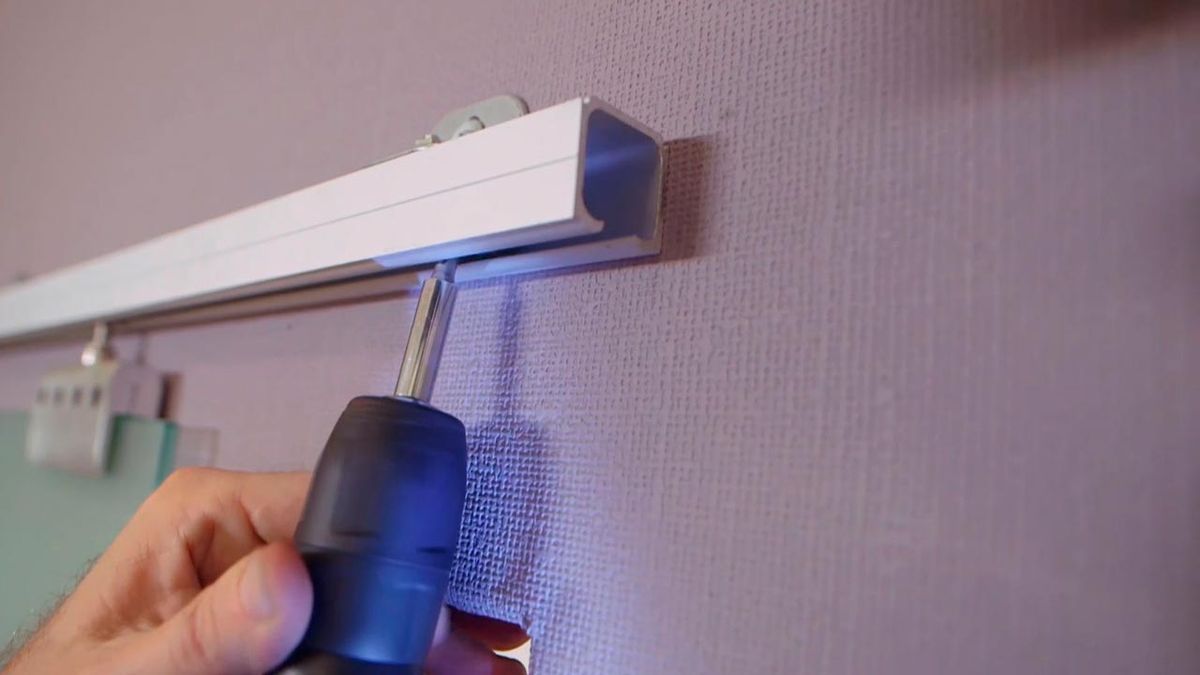 Cómo instalar puerta corredera en tabique de madera paso 8