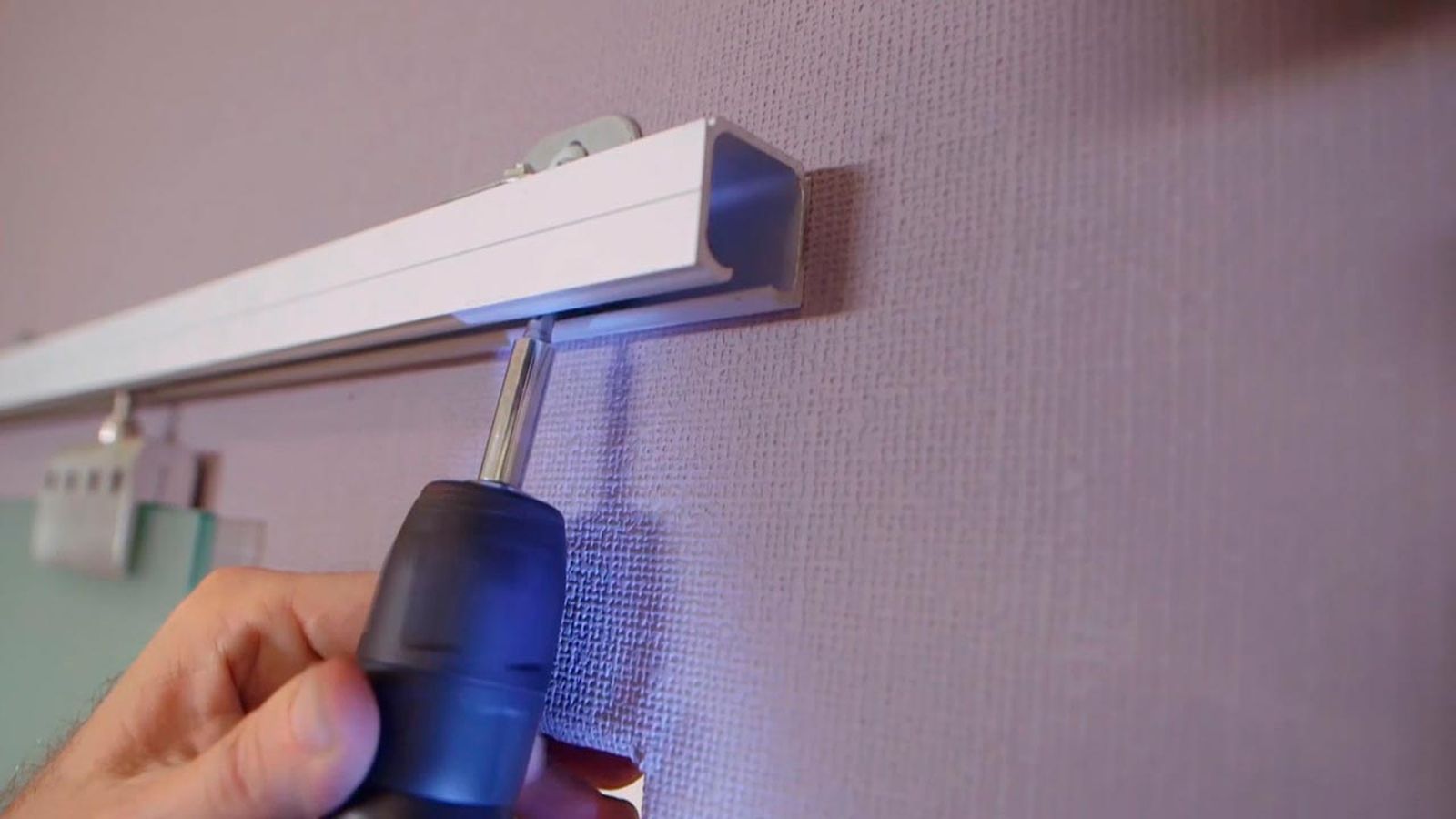 Cómo instalar puerta corredera en tabique de madera paso 8