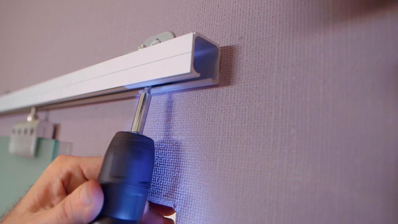 Cómo instalar puerta corredera en tabique de madera paso 8
