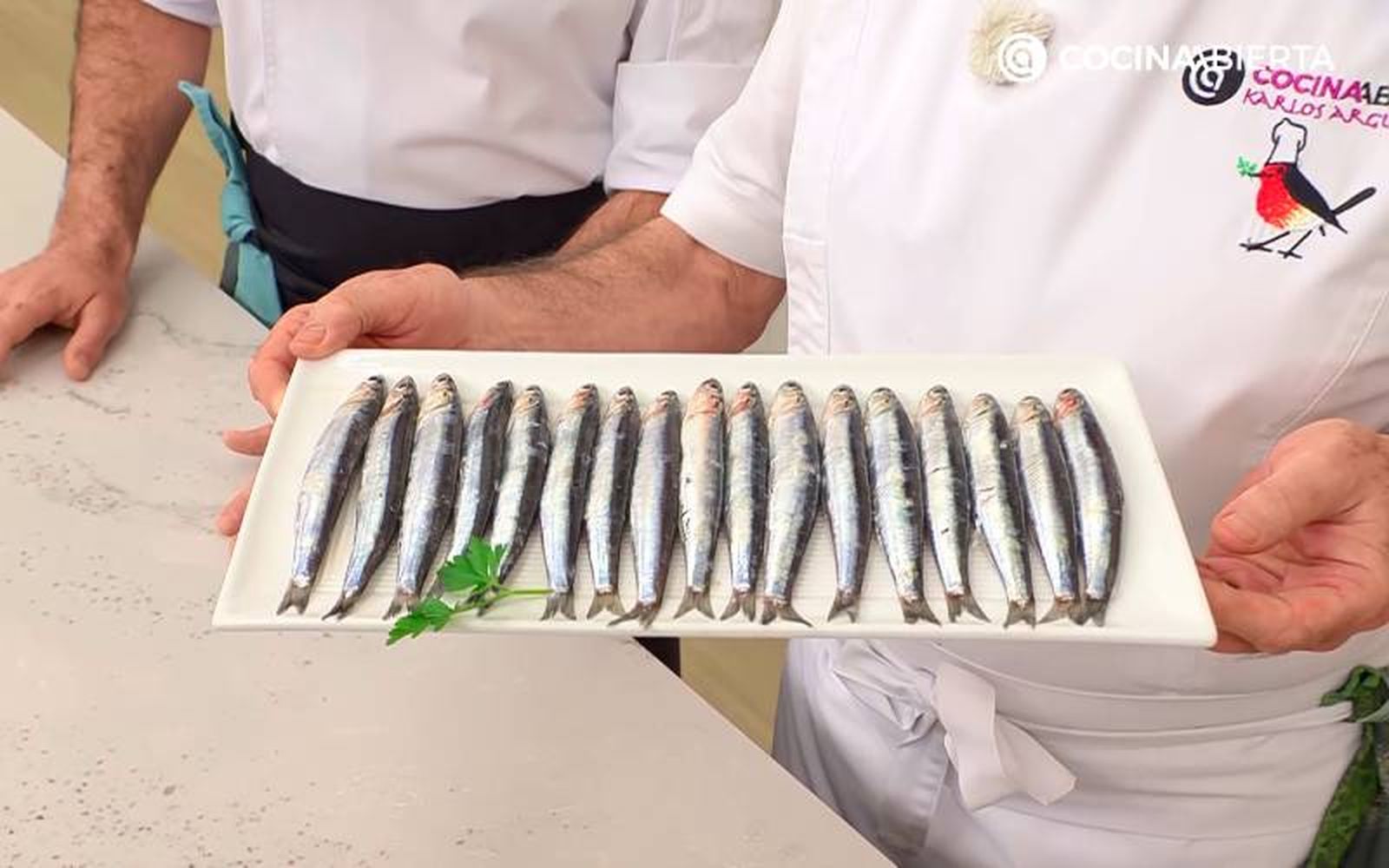 Las anchoas del Cantábrico son un pequeño pescado azul de carne firme y sabor intenso y ligeramente salado