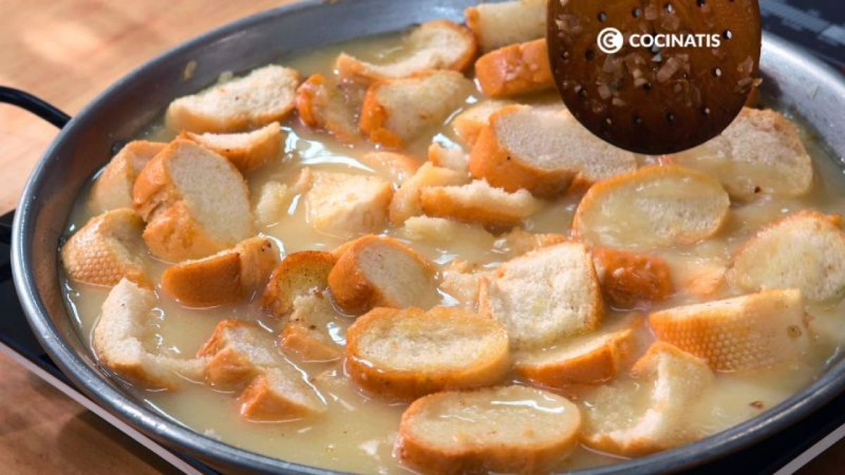 Cubrimos el pan con el caldo