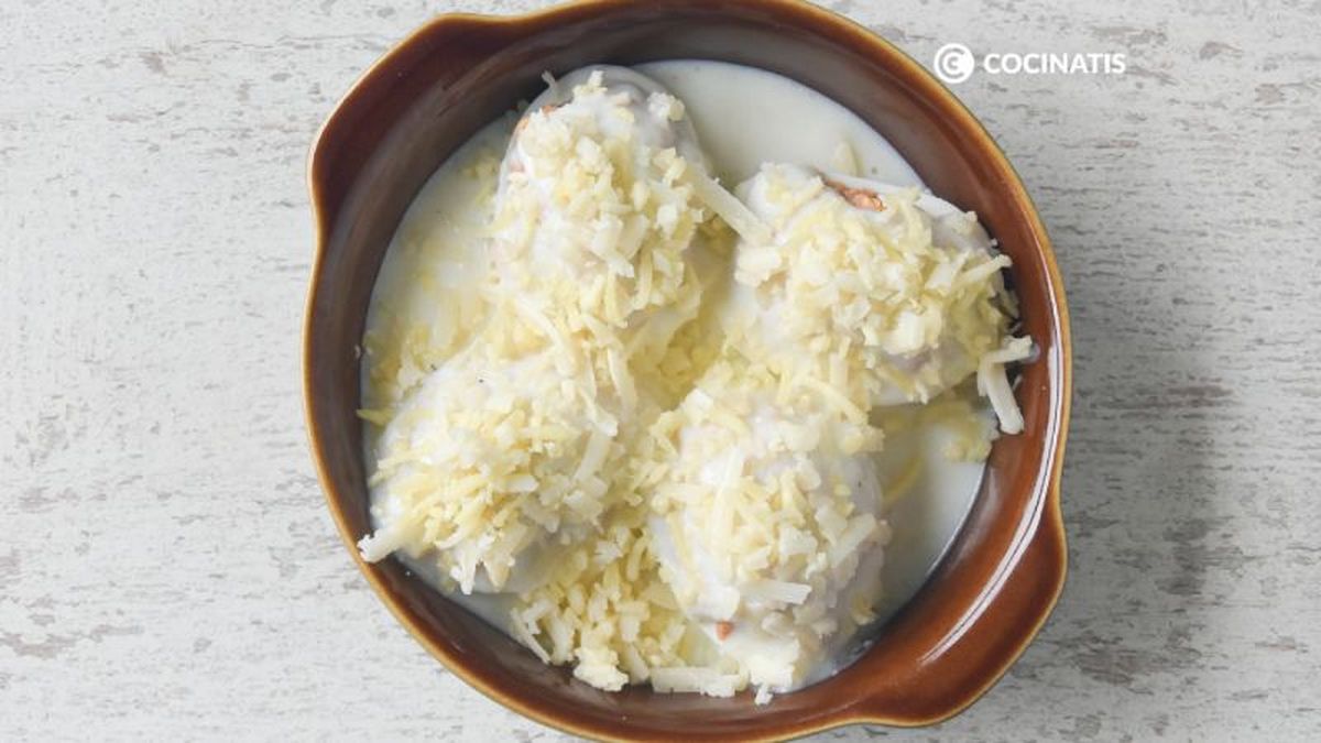 Cubrimos los huevos rellenos con la bechamel y el queso rallado