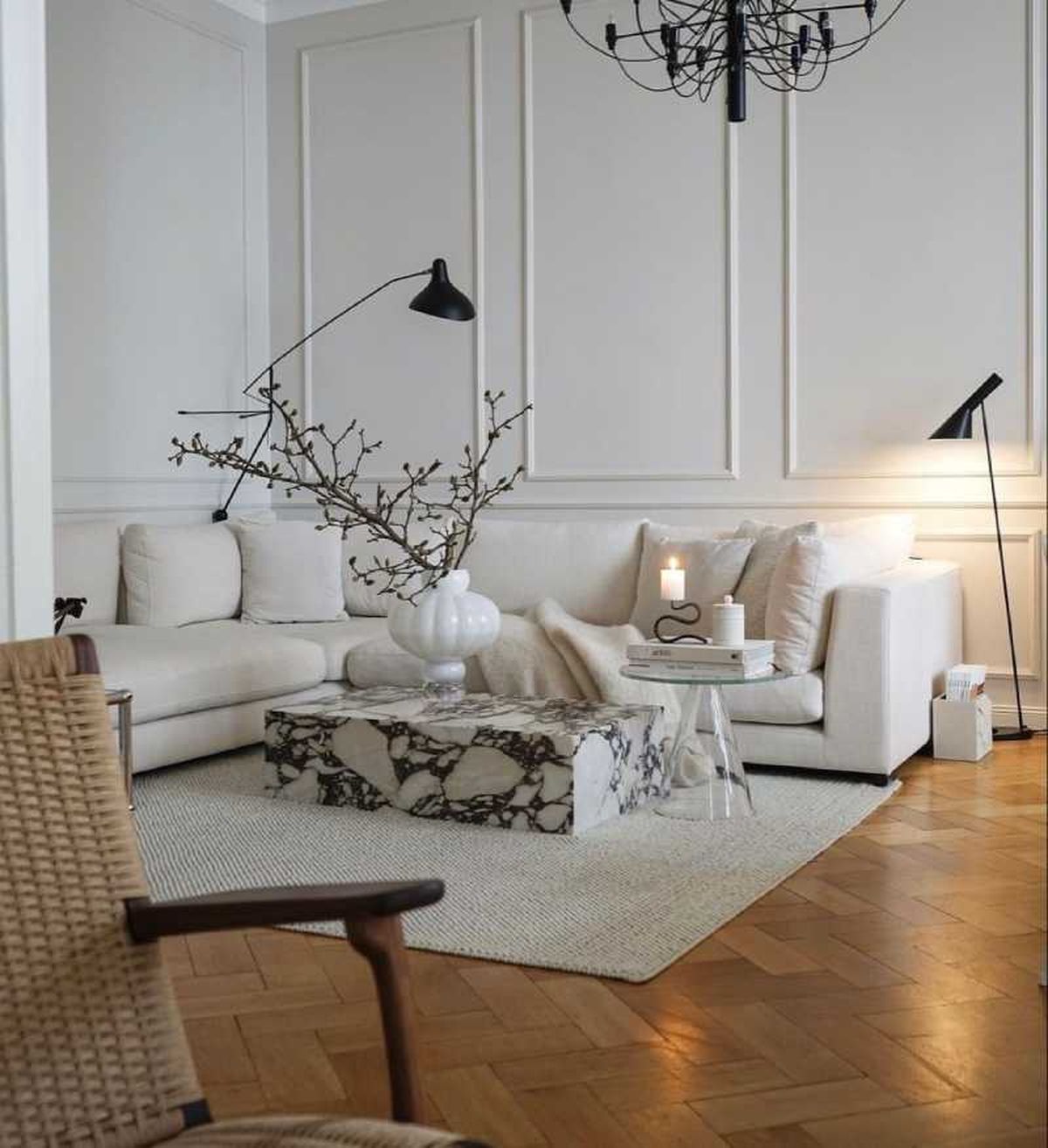 Salón elegante con mesa de mármol.