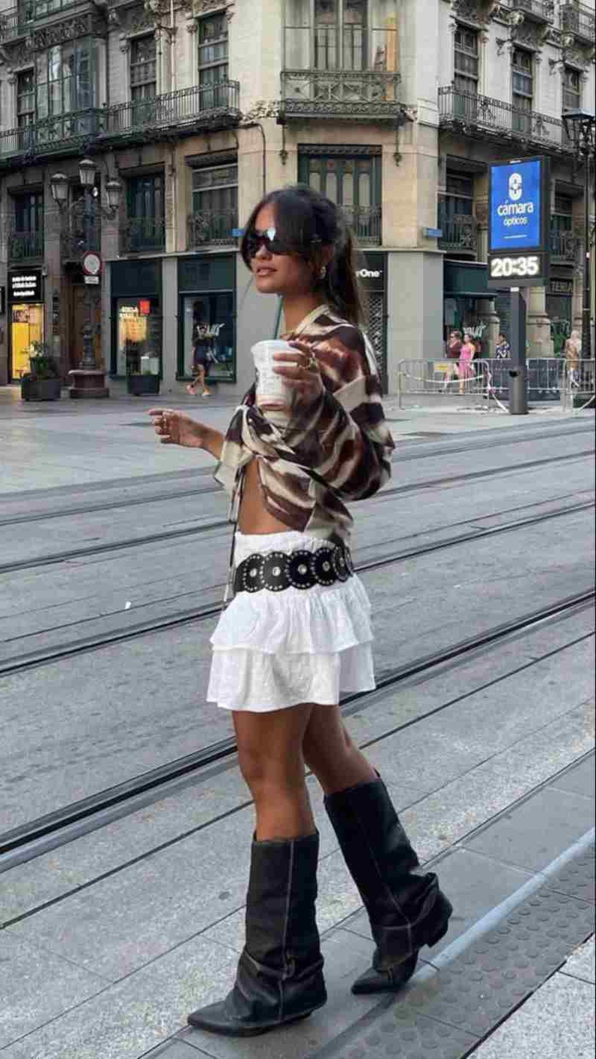 Cinturón de círculos sobre minifalda