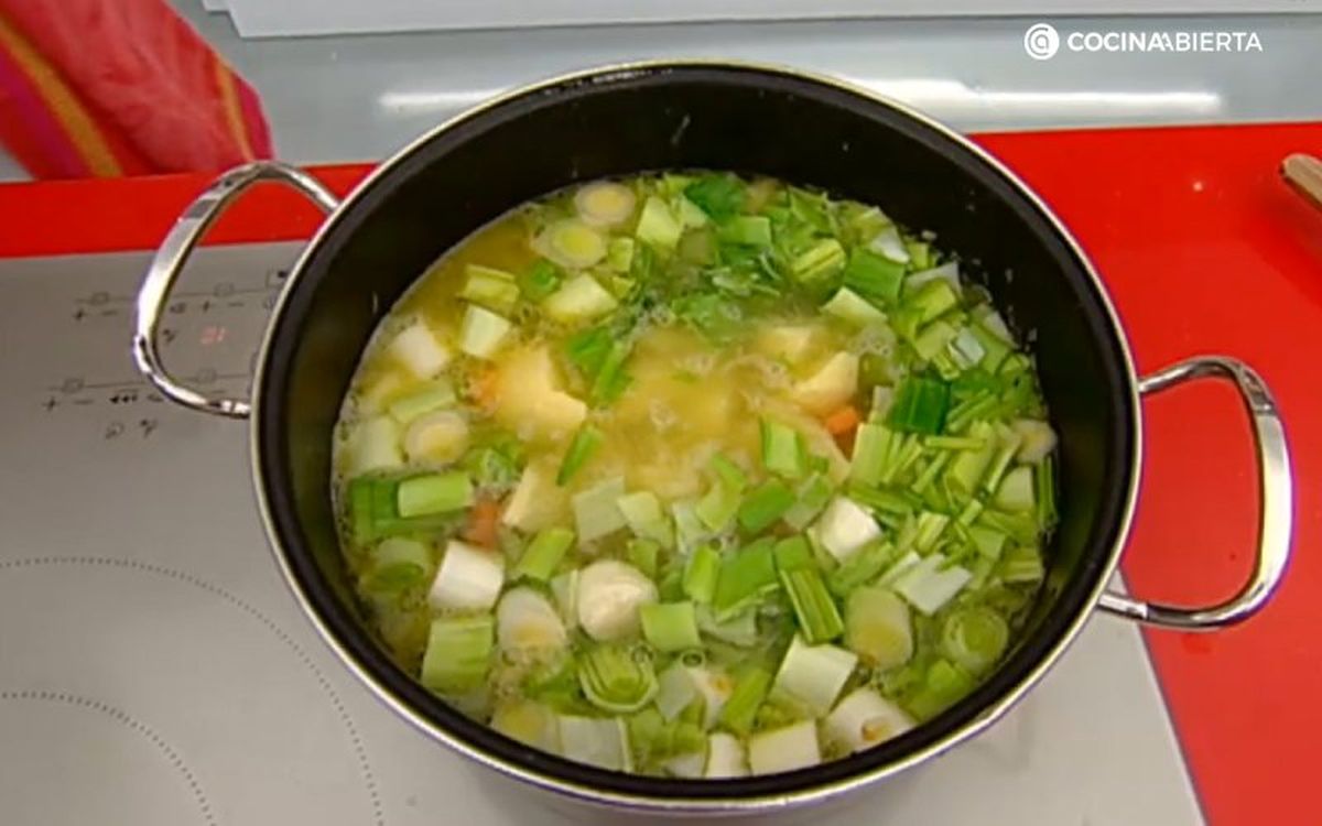 Cocina todos los ingredientes durante unos 20 minutos para tener tu porrusalda