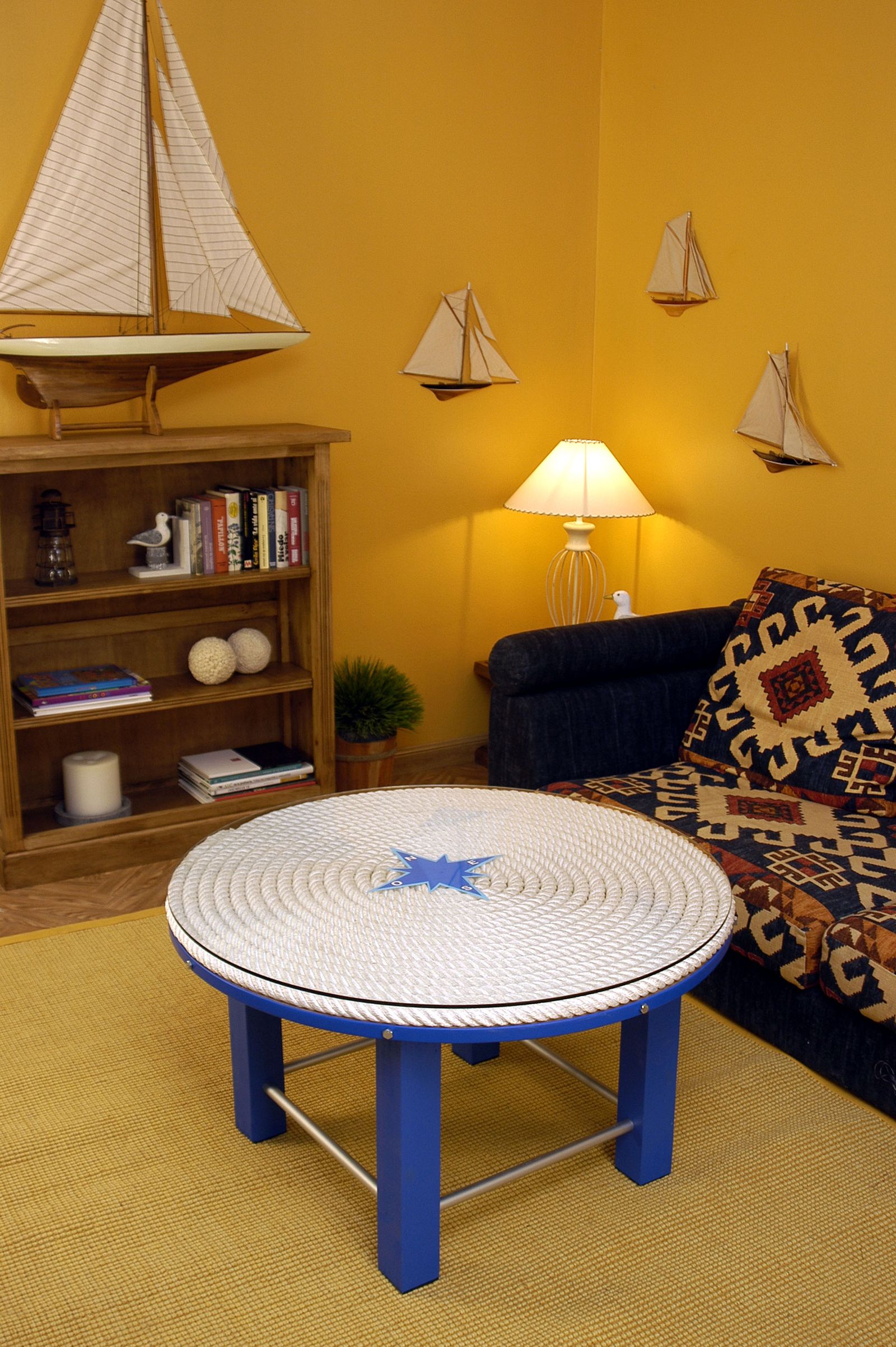 Mesa de salon con elementos nauticos