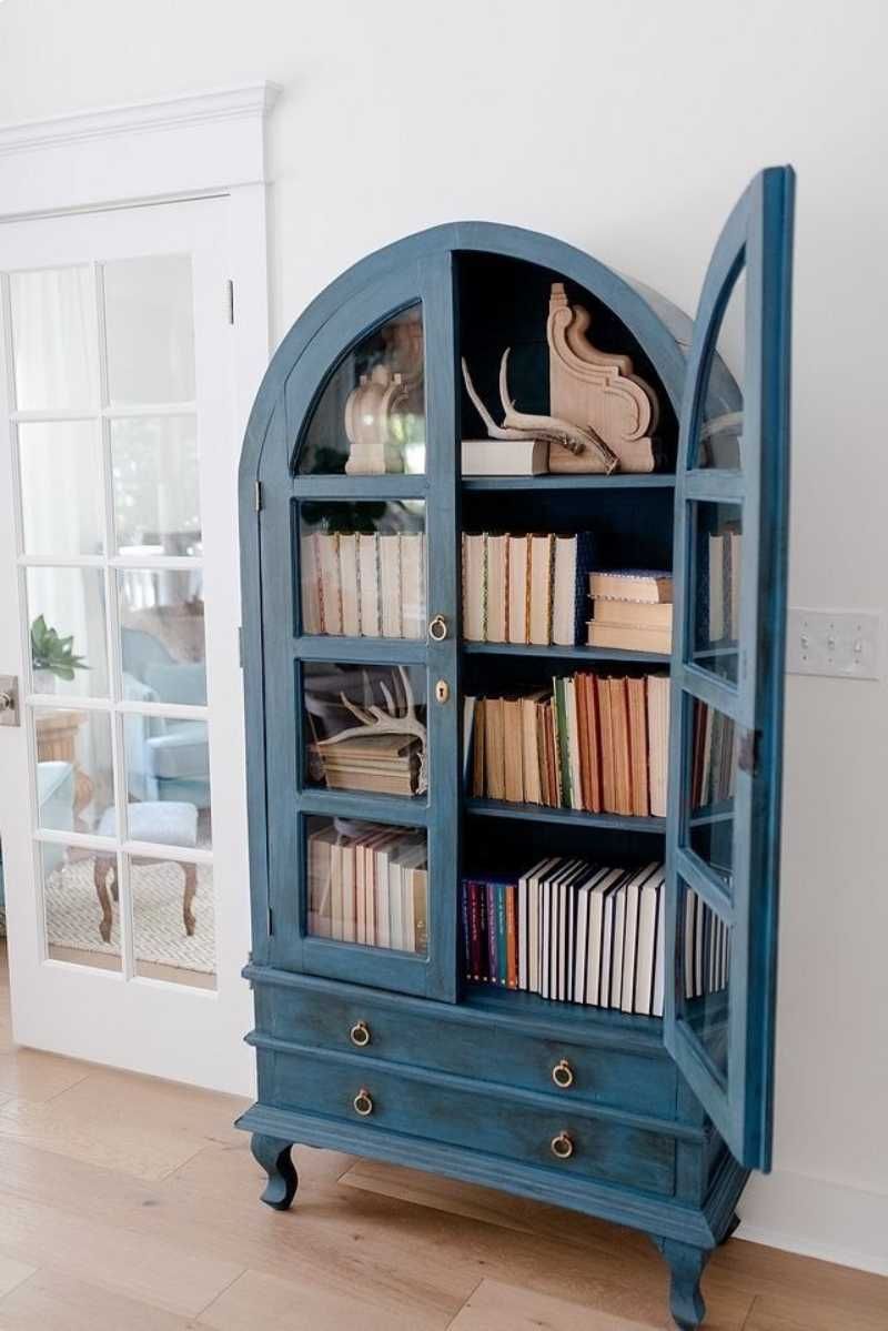 Mueble antiguo con forma de arco pintado con pintura a la tiza.