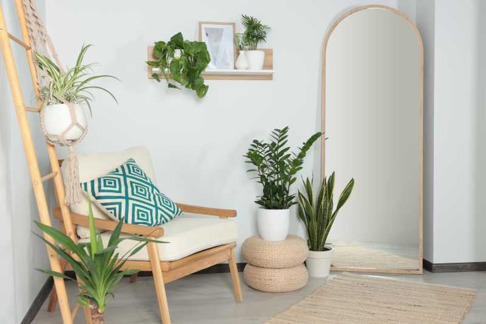 Decoración natural con macetas y soporte colgante para planta.