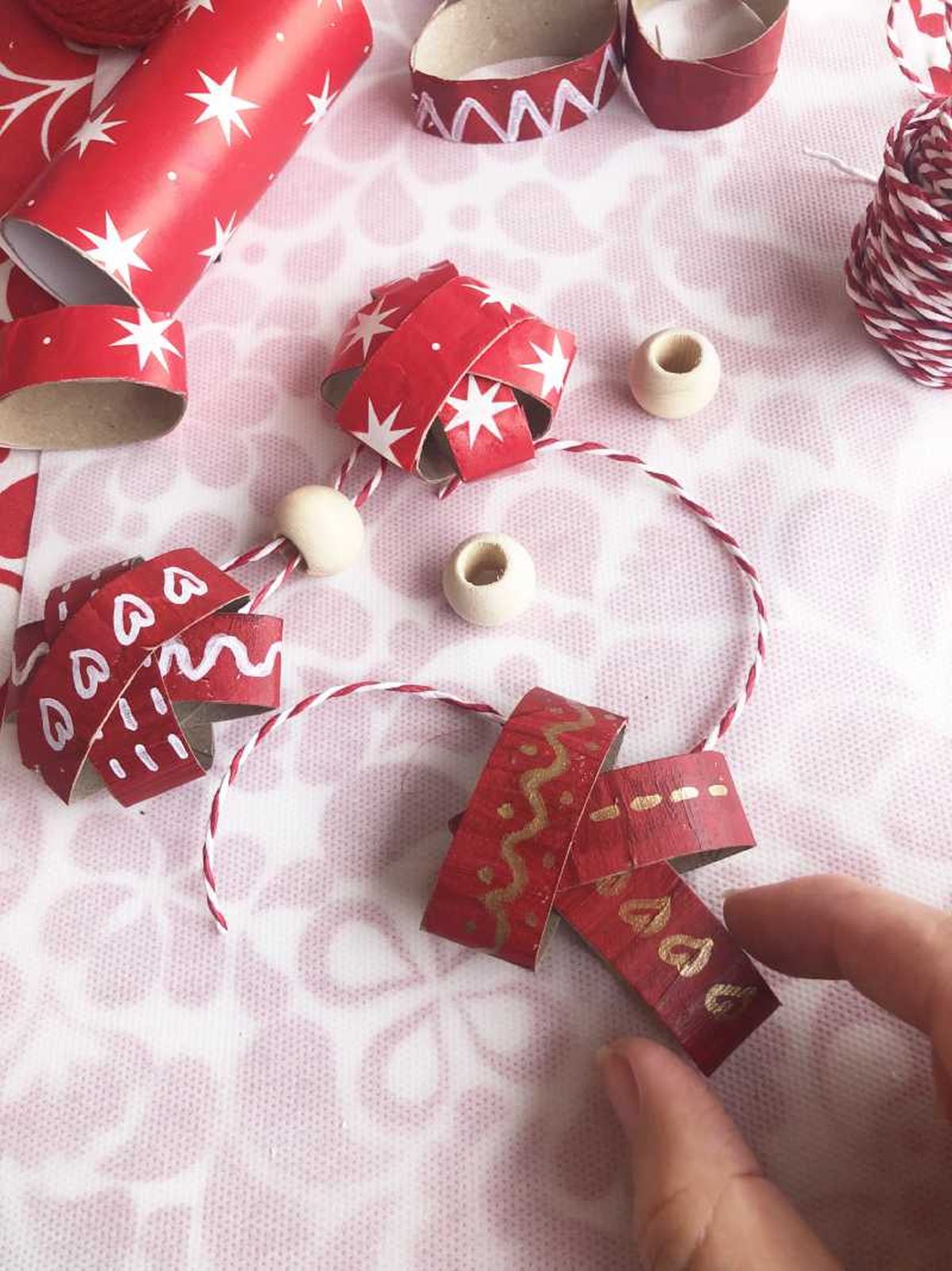 Estrellas navideñas con rollos de cartón de papel higiénico.