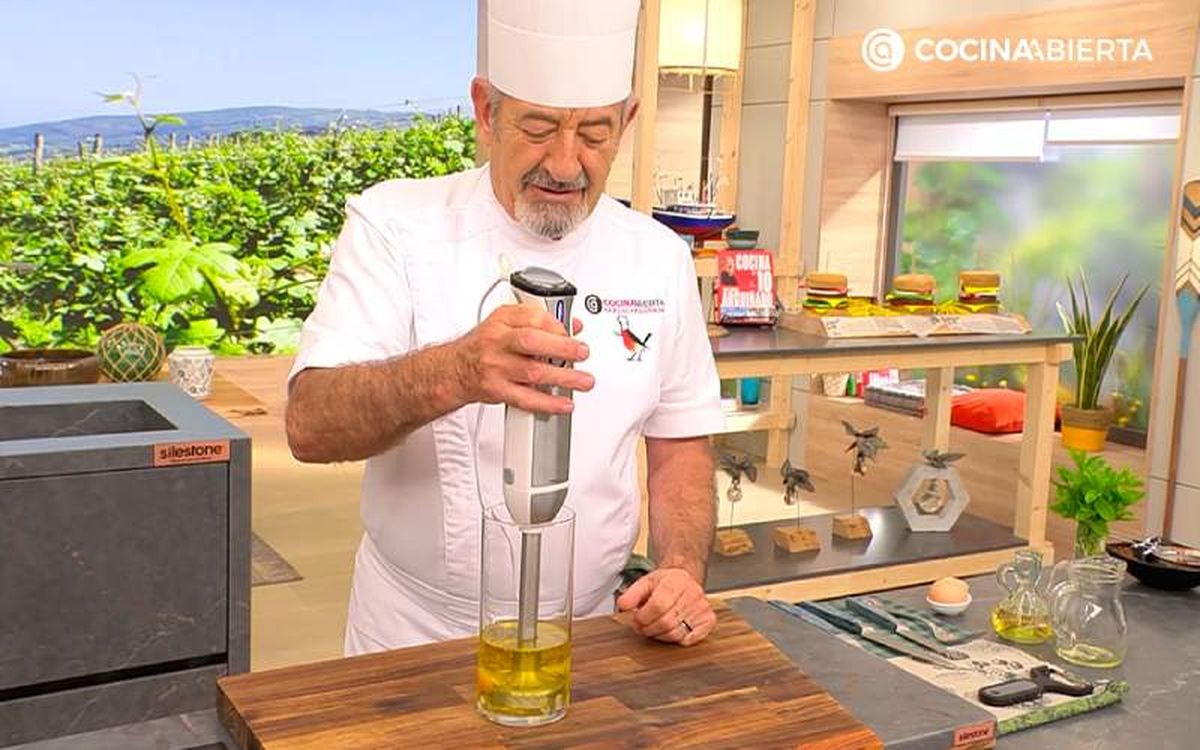 Pon todos los ingredientes en el vaso batidor