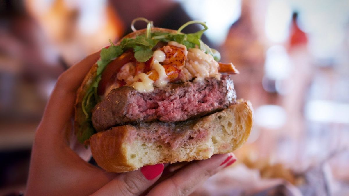 Apunta las recomendaciones de la AESAN para cocinar las hamburguesas de forma segura