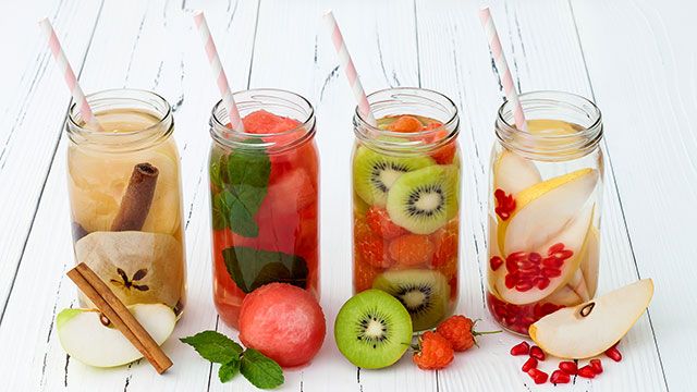 agua saborizada vasos frutas