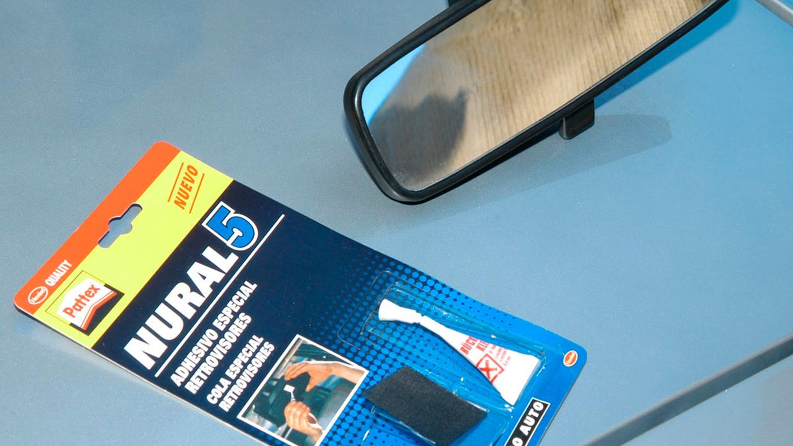Sujeción de espejo retrovisor paso 1