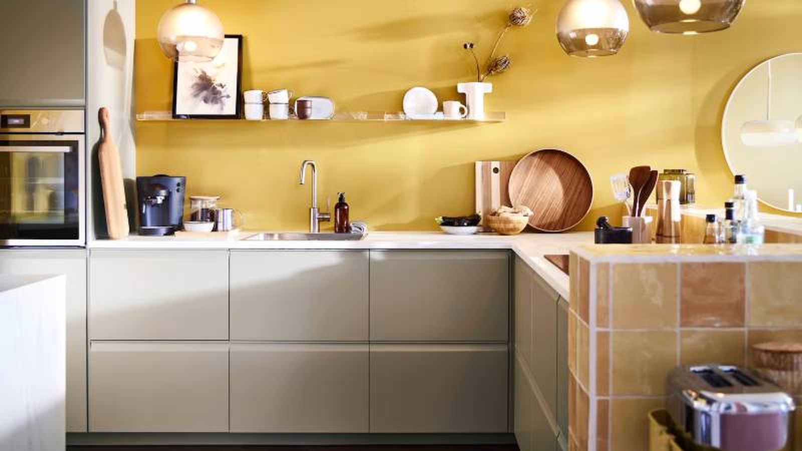Cocina con estantería flotante Mellösa.