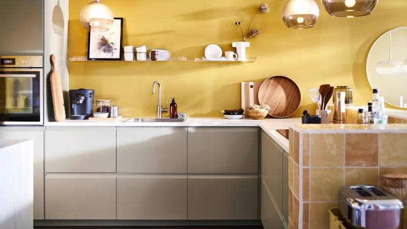 Cocina con estantería flotante Mellösa.