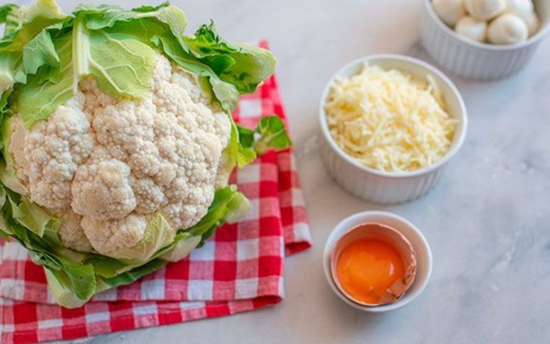 Para elaborar la masa de pizza de coliflor, necesitas ingredientes muy básicos