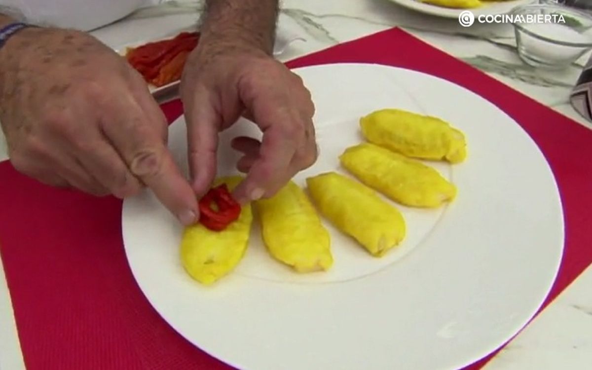 Acompaña cada bacalao con una tira de pimiento rojo asado