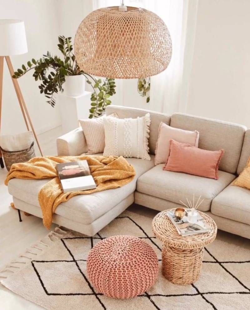 Salón hygge con complementos en color rosa.