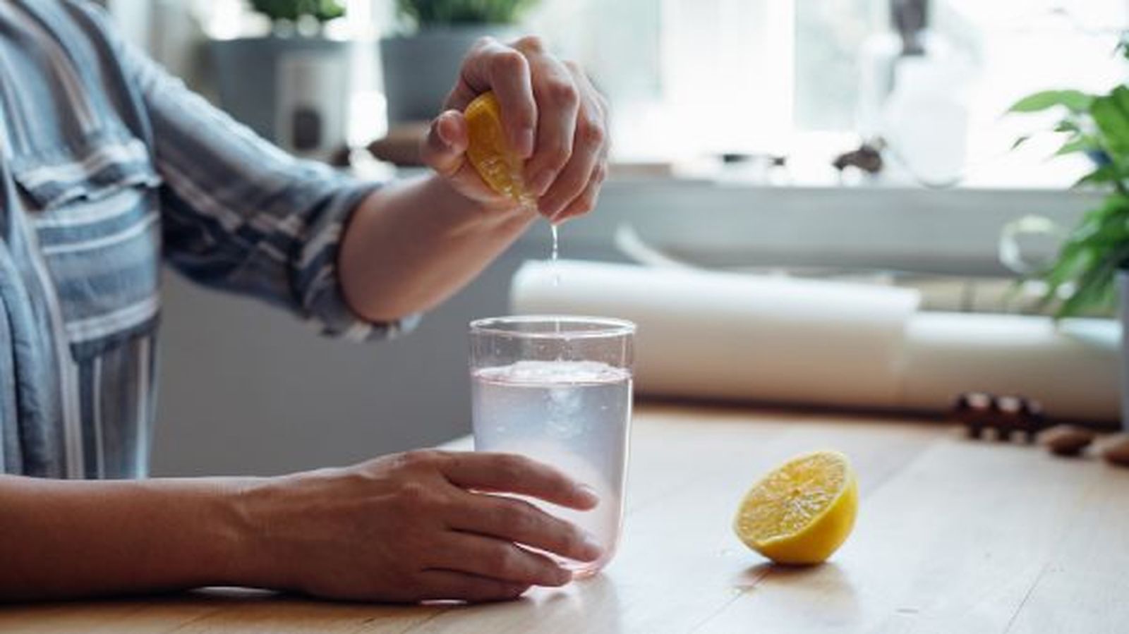 beneficios agua con limon vaso