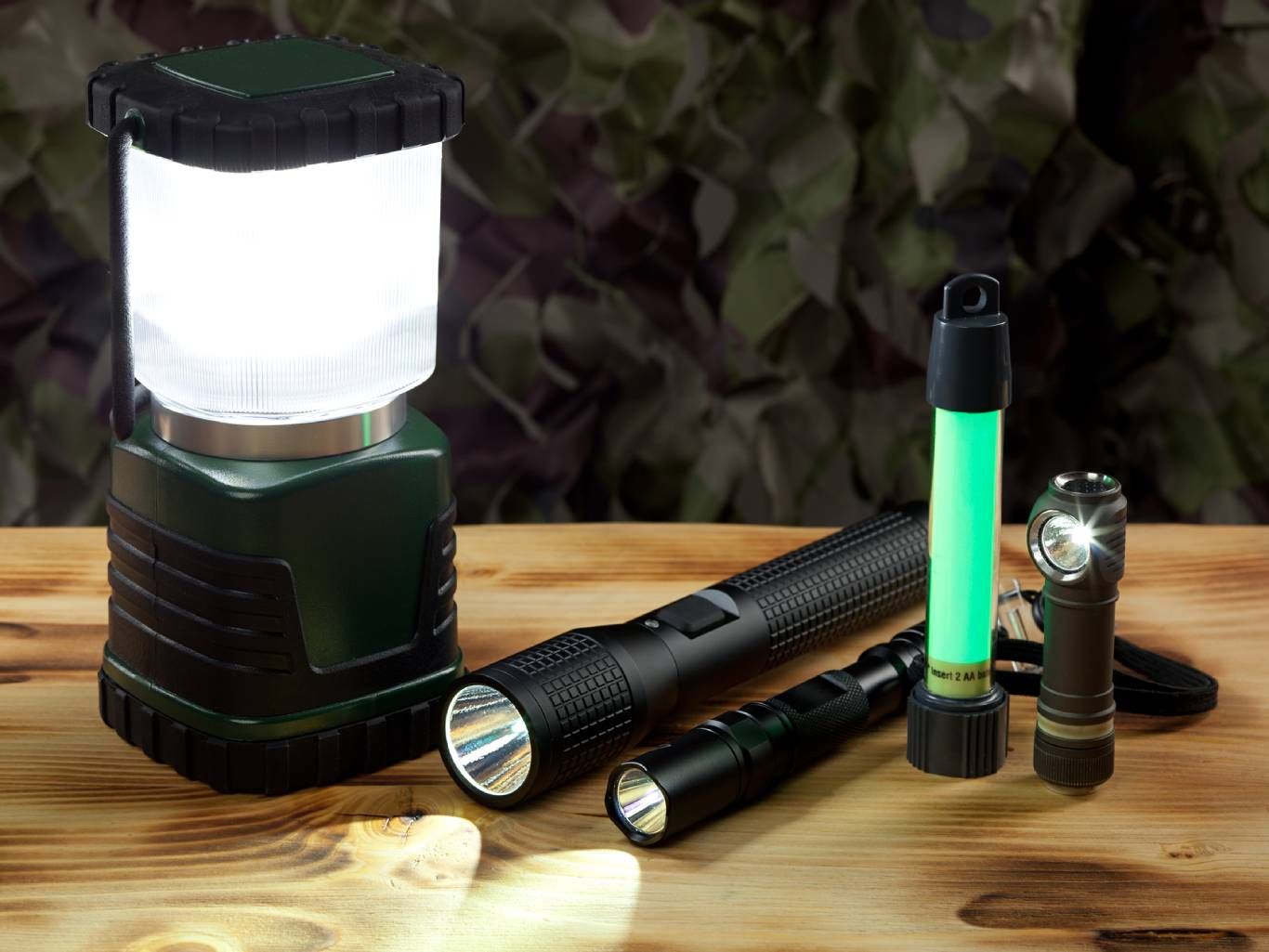 Contar con linternas LED, lámparas de emergencia y luces portátiles es esencial.
