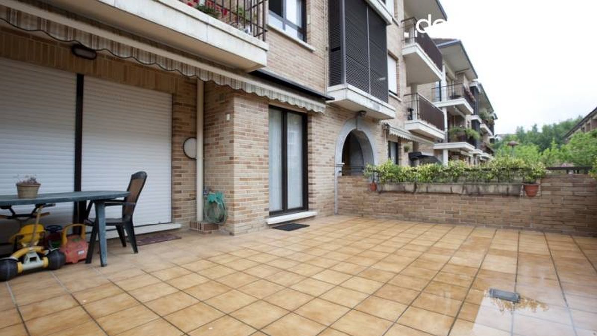 Terraza amplia, limpia y vacía antes de comentar la transformación.