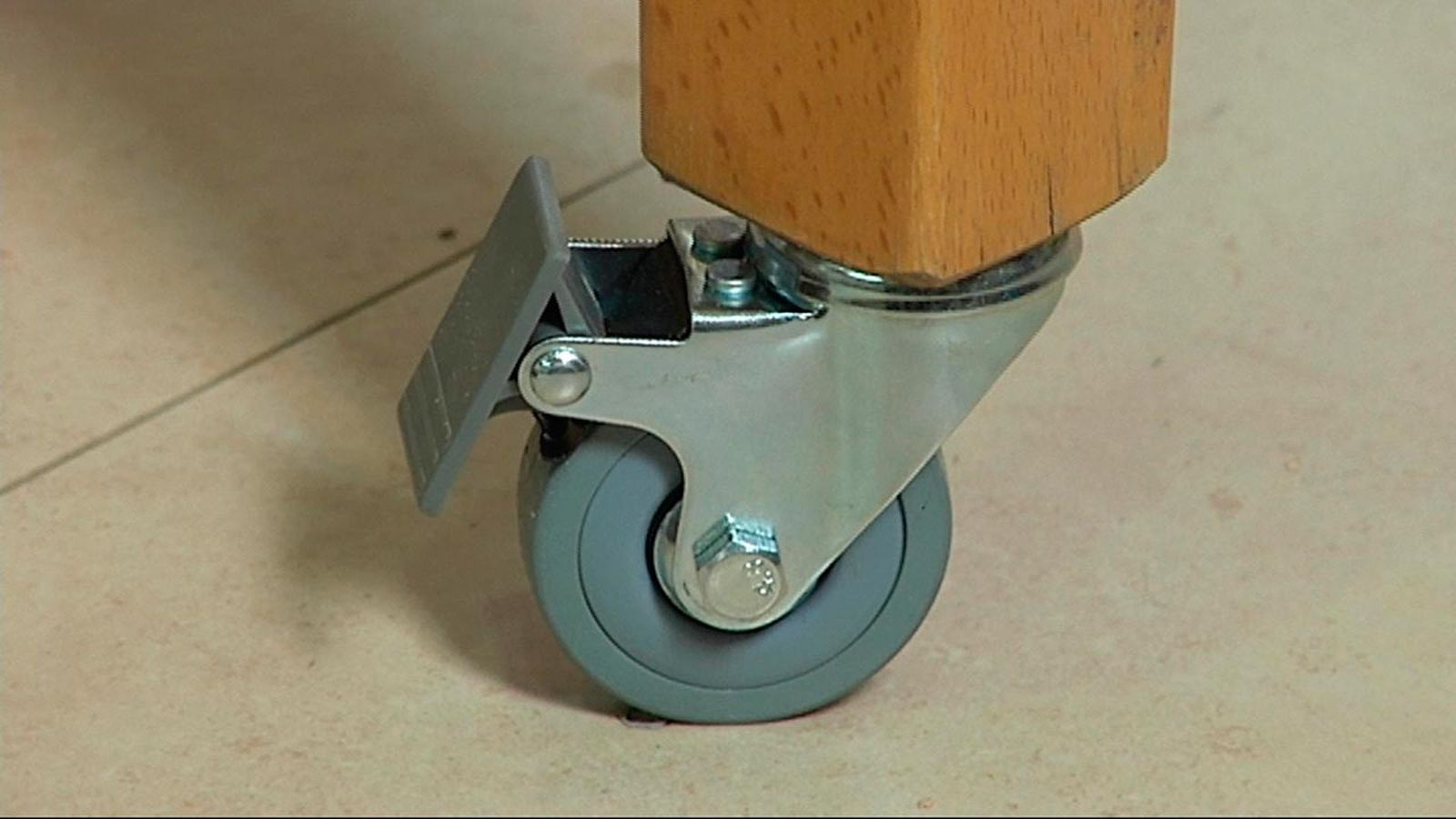 Colocar ruedas en patas de mesa