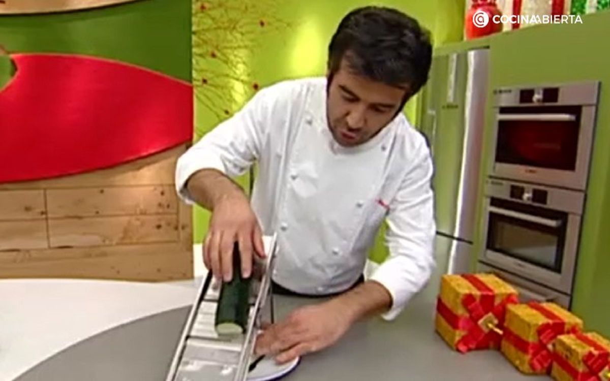 Corta el calabacín en láminas finas para que no sea tosco