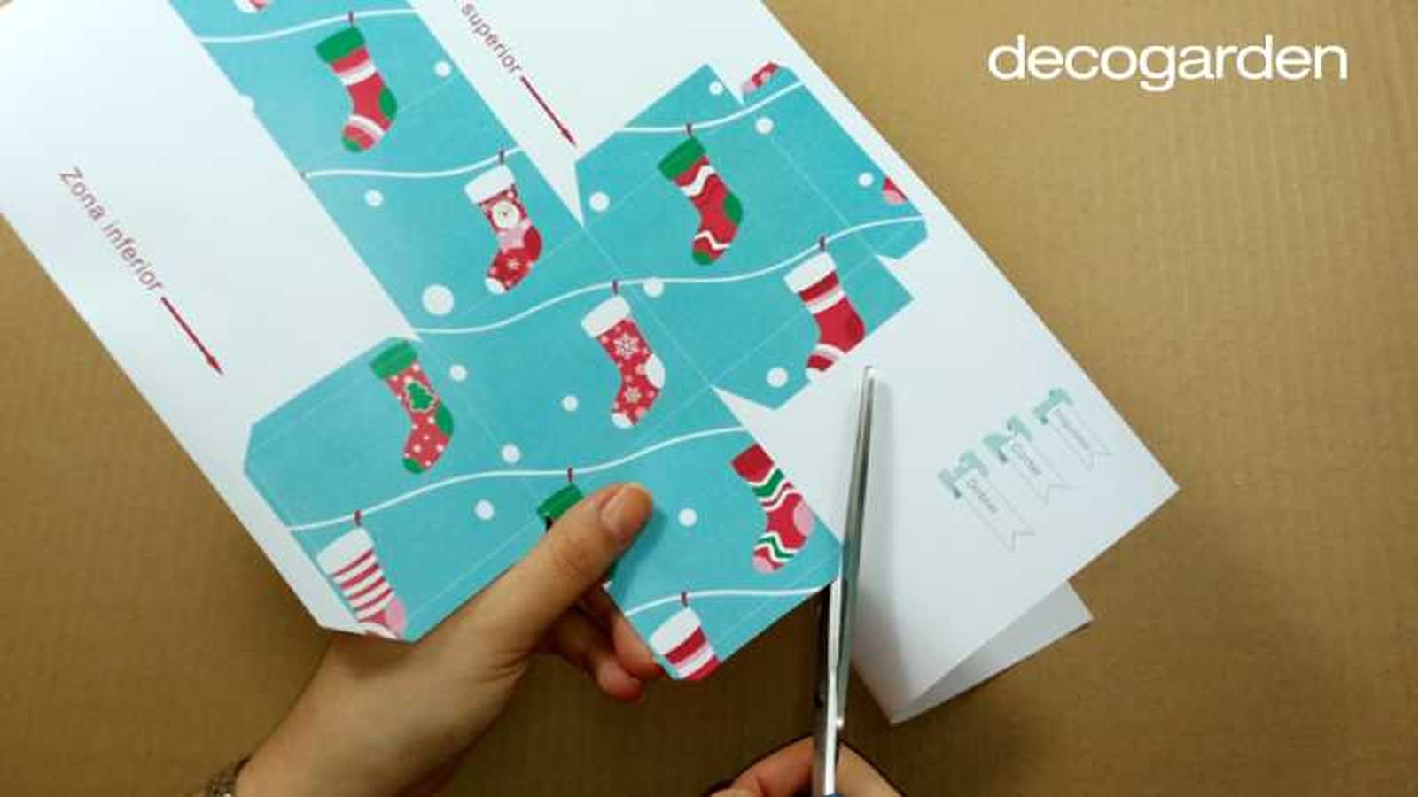 Cortar la plantilla para hacer las cajas de papel.