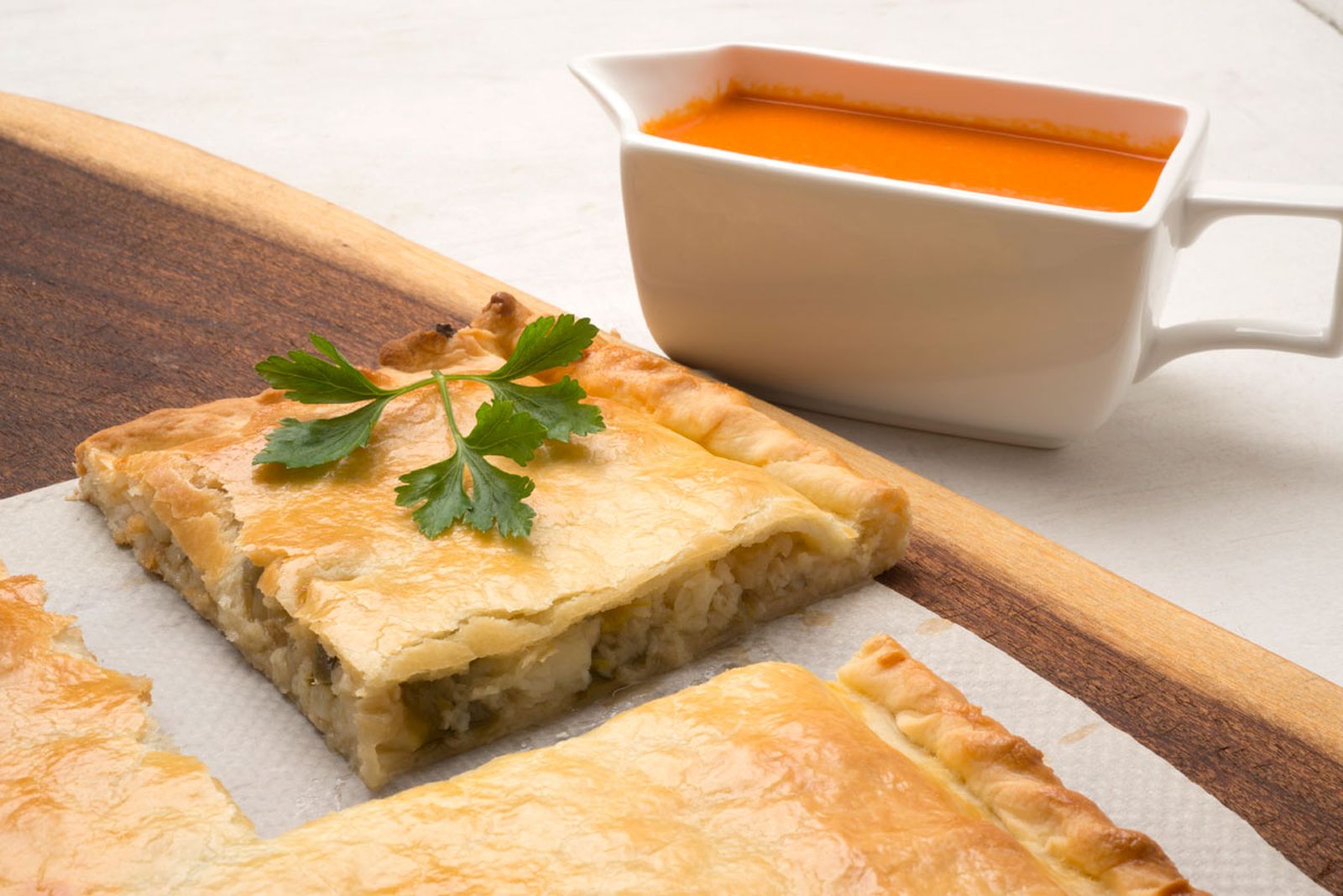 5399 Empanada de gallo con pimiento, puerro y cebolla (784) xl