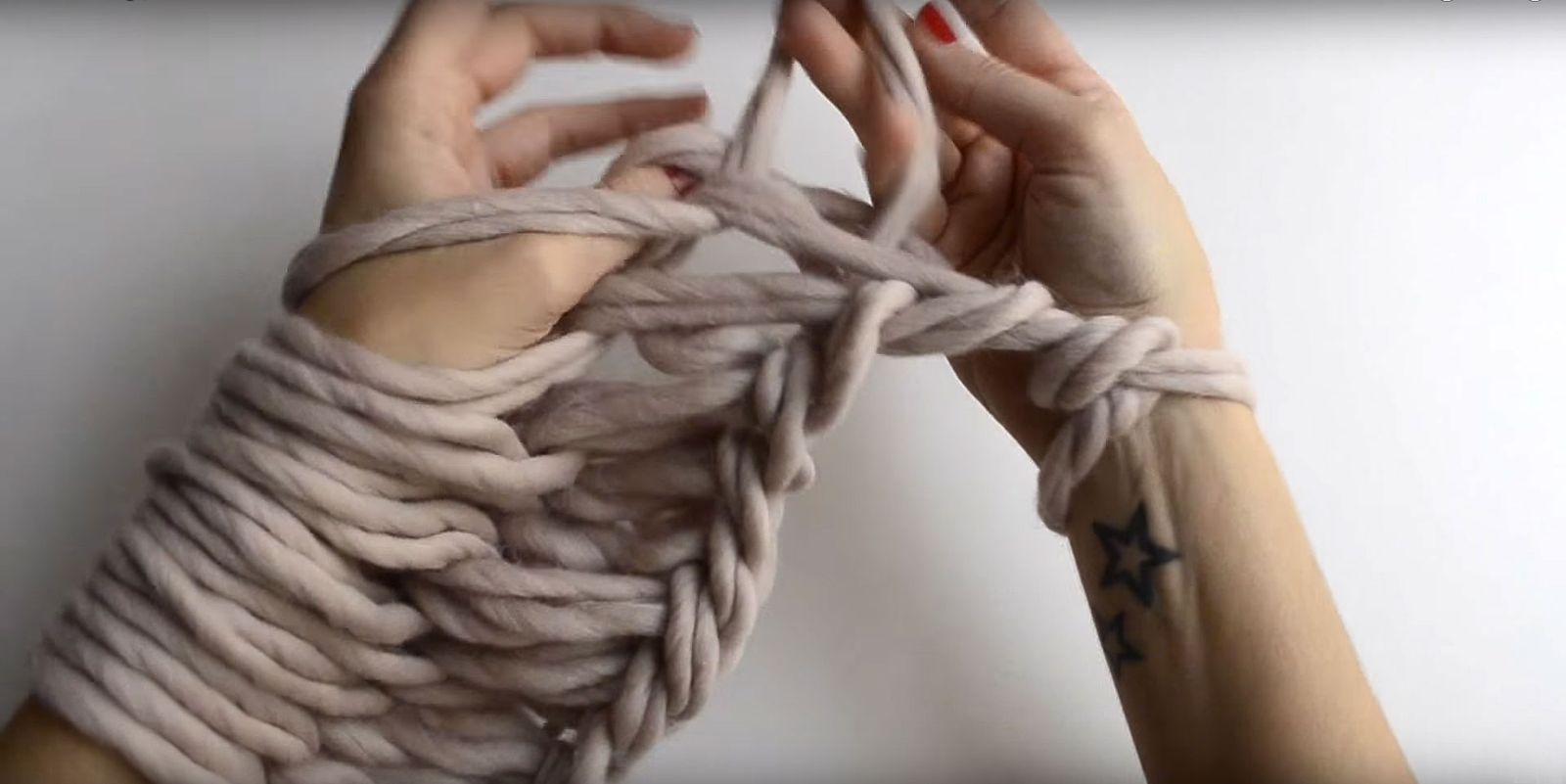 Cómo tejer con las manos o hacer arm knitting