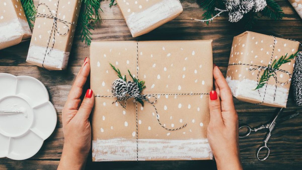 Piñas decorando el regalo