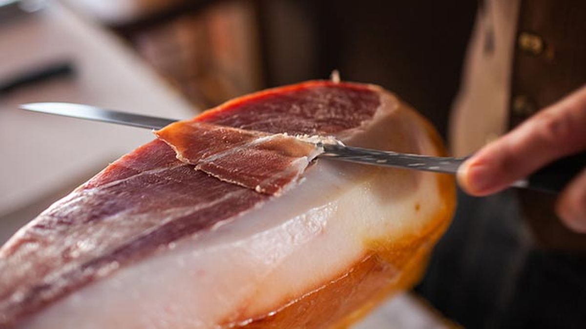Aprende cómo colocar el jamón y cómo empezar a cortarlo