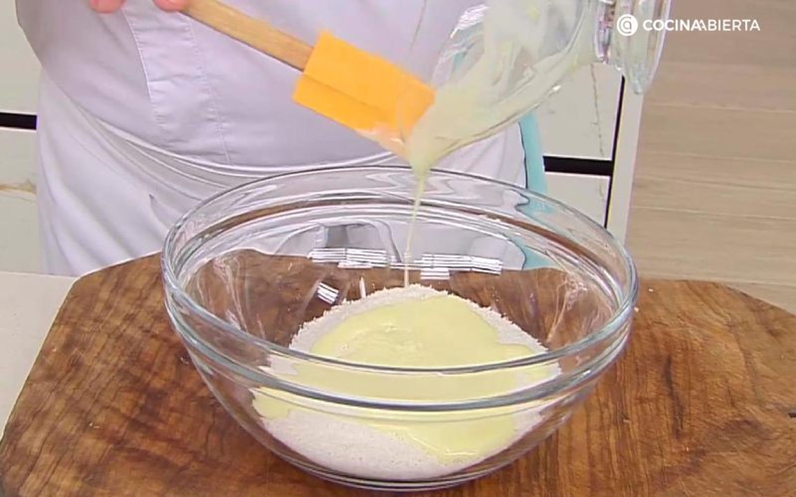 Coloca el coco rallado y la leche condensada en un bol