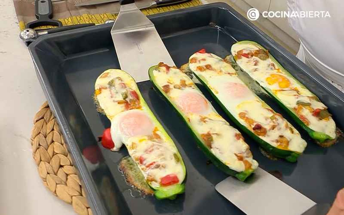 Sirve los calabacines rellenos de pisto, huevo y queso