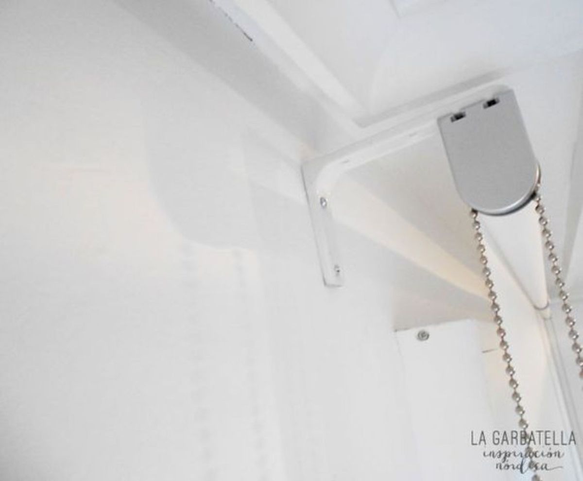 Instalación de estor con prolongadores de pared