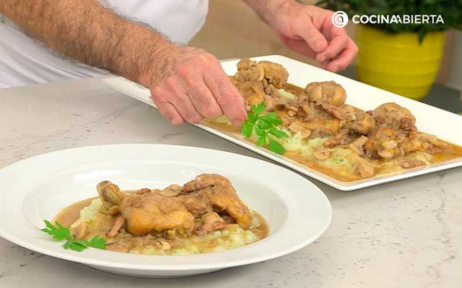 Sirve el pollo al oporto sobre puré de patatas