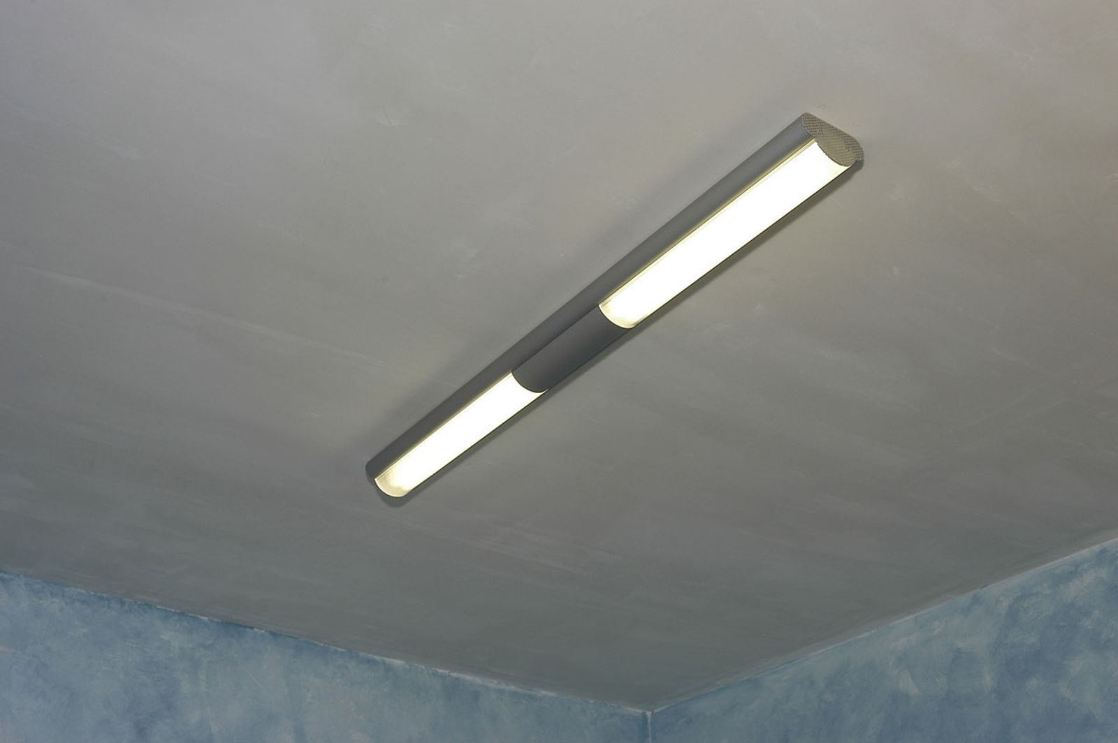 Instalación de fluorescente en baño