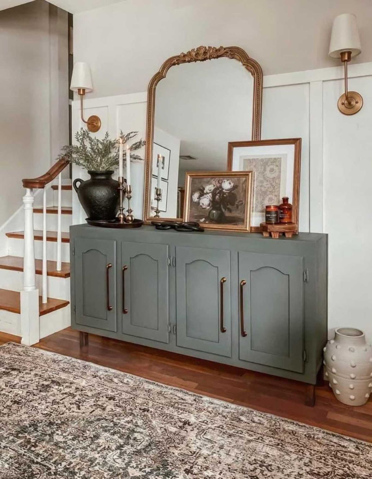 Cómoda pintada en la entrada del recibidor.