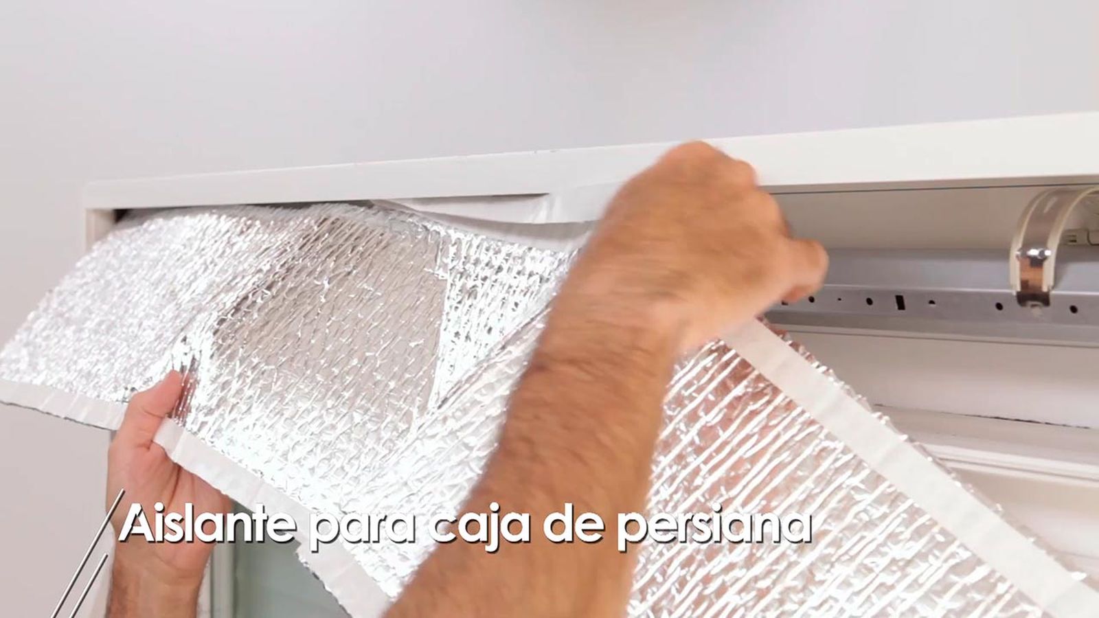 Cómo aislar la caja de la persiana paso 4