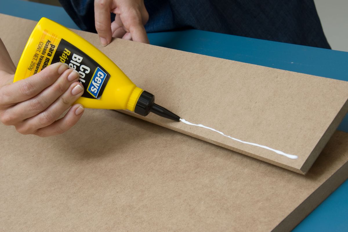 Mesa tradicional decorada con decoupage paso 2