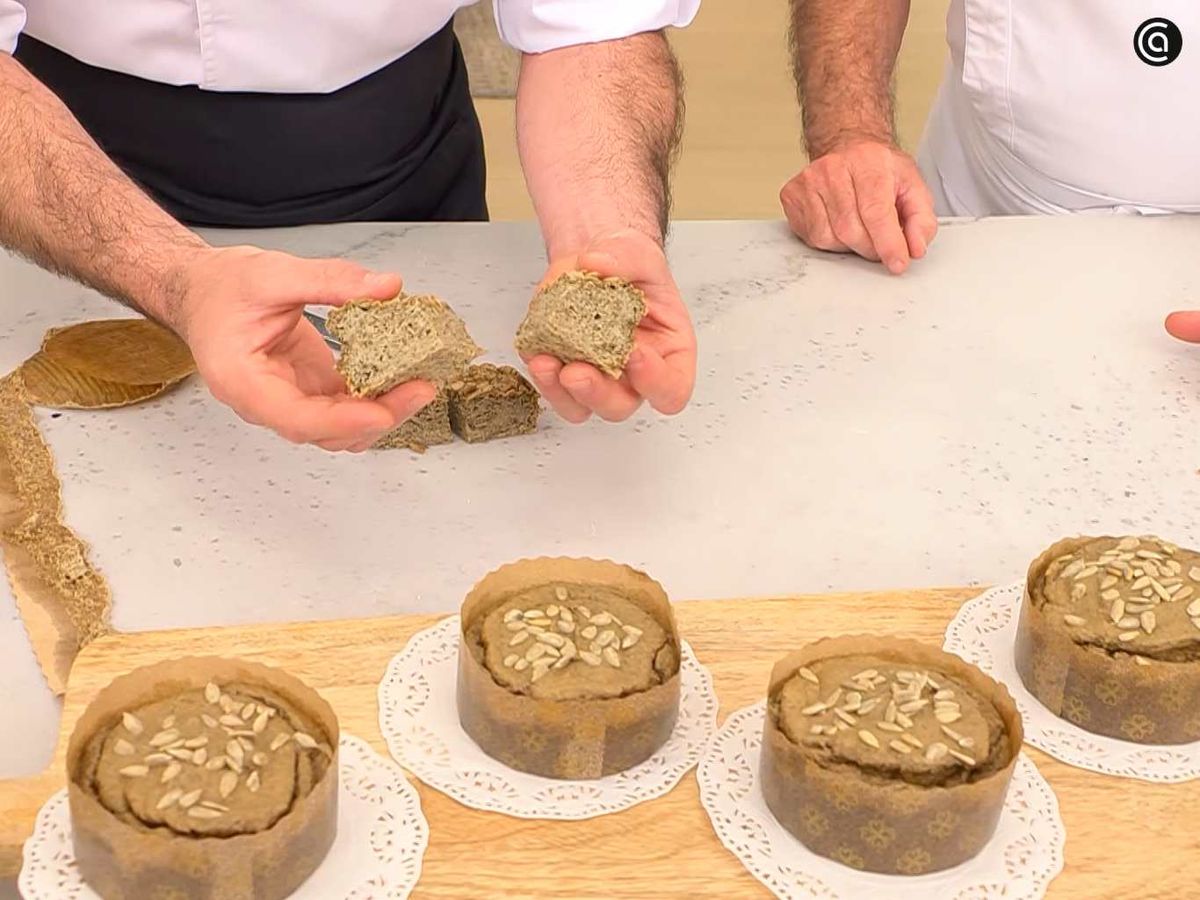 Desmolda y sirve el pan de chía