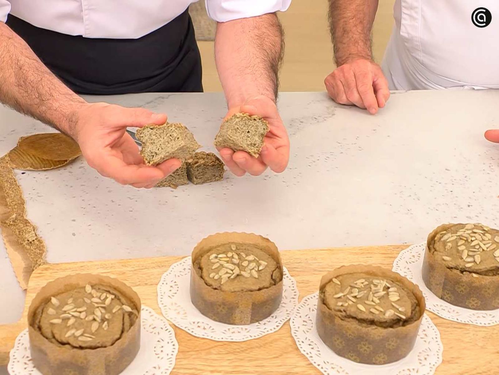 Desmolda y sirve el pan de chía