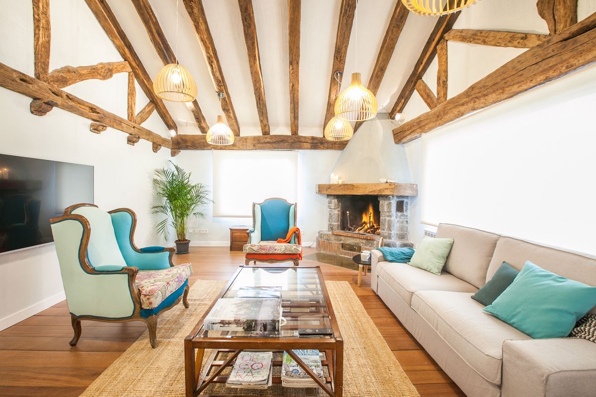 Salón comedor amplio y luminoso de estilo rústico 7