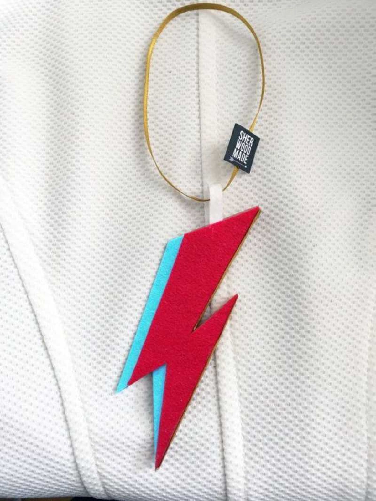 Rayo de Aladdin Sane de David Bowie para el árbol de Navidad.